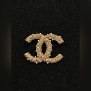 Fashion Jewelry Stamped Gold and Pearl Embellished Brooch